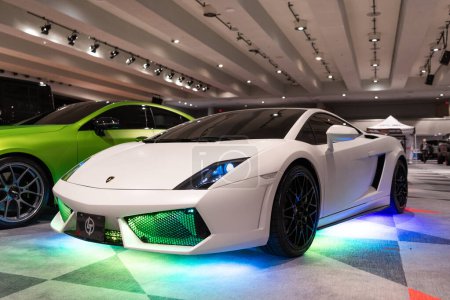 Foto de Nueva York, EE.UU. - 27 de marzo de 2024: Lamborghini Gallardo LP560-4 vehículo deportivo en el Salón Internacional del Automóvil de Nueva York, vista de esquina. - Imagen libre de derechos