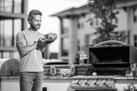Un homme qui aime faire un barbecue. homme griller ses viandes préférées. cuisinier présentant ses techniques de barbecue à l'événement cookout, copier l'espace. Aficionado paradis grill.