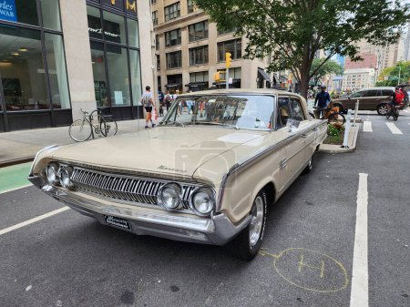 Téléchargez les photos : New York, États-Unis - 17 août 2023 : Mercury Montclair 1964 voiture vintage garée dans la rue, vue d'angle. - en image libre de droit