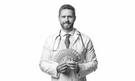 zufriedene Arzt zeigen medizinische Ausgaben isoliert auf weiß. Arzt zeigt Arztkosten im Studio. Arzt zeigt medizinische Kosten auf Hintergrund. Foto des Arztes zeigt Arztkosten.