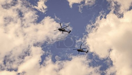 Recorrido en helicóptero. helicóptero volando en el cielo. dos helicópteros rotorcraft. helicóptero de policía. vuelo helicóptero heli.