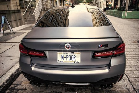 Foto de Ciudad de Nueva York, Estados Unidos - 15 de julio de 2023: BMW F90 M5 coche de color plata estacionado, vista trasera. - Imagen libre de derechos