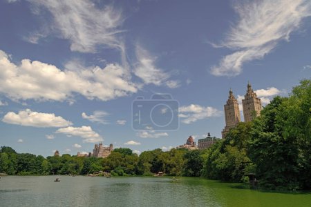 paysage urbain de manhattan ny du parc central. Nyc et Manhattan. Central Park de New York. Belle vue sur Jacqueline Kennedy Onassis réservoir dans le parc urbain. Espace vert emblématique à Manhattan.