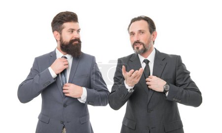 Equipo de negocios. Concepto de gente de negocios. Los hombres barbudos usan trajes formales. Hombres de negocios bien arreglados. Asociación y trabajo en equipo. Hombres empresarios exitosos fondo blanco. Equipo de innovadores.
