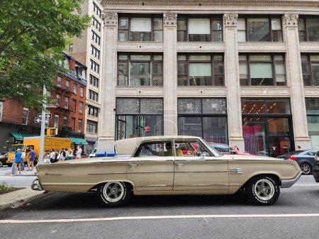 Téléchargez les photos : New York, États-Unis - 17 août 2023 : Mercury Montclair 1964 vintage car stationné à l'extérieur, vue latérale. - en image libre de droit