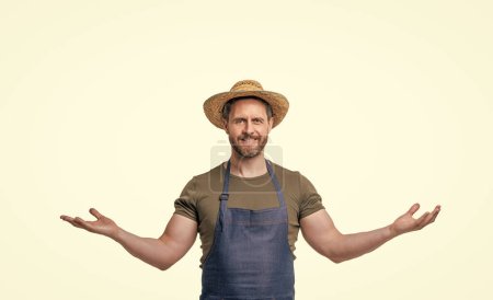 glücklicher Mann mit Hut und Schürze gestikuliert isoliert auf weißem Hintergrund mit Kopierraum.