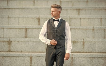 erwachsener Mann in Formalbekleidung. formale Mode für den Menschen. eleganter Mann im formellen Anzug.