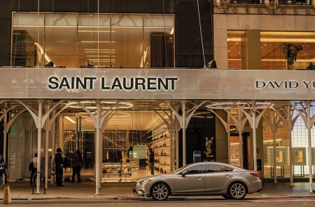 Foto de Nueva York, Estados Unidos - 9 de julio de 2023: tienda Saint Laurent en Manhattan. - Imagen libre de derechos