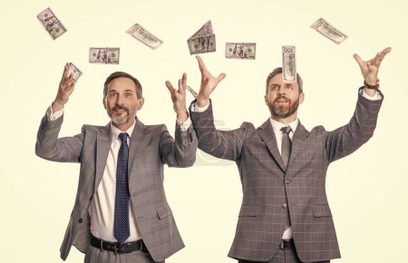 negociación salarial exitosa. dos hombres de negocios contando dinero. éxito del negocio y beneficio. Los hombres de negocios aumentan el salario. hombres de negocios exitosos mantienen dólar aislado en blanco.