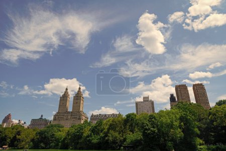 vue sur le bâtiment Manhattan dans le parc central et l'Upper East Side à New York, entouré par un gratte-ciel.
