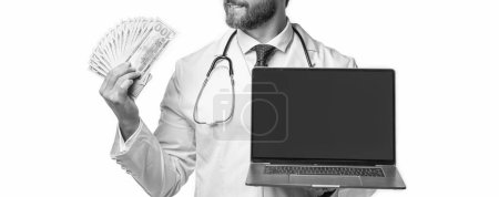 Ausgeschnittene Ansicht eines Arztes, der eine Krankenversicherung vorlegt. Foto einer Krankenkasse und eines Arztes mit Geld. Arzt wirbt für Krankenversicherung isoliert auf weiß. Arzt bietet Krankenversicherung an