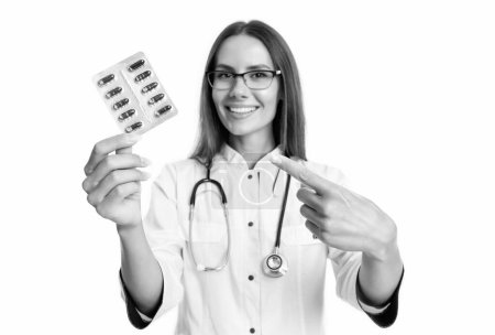 selective focus of doctor point finger on medication pill. photo of doctor holding medication pill. doctor with stethoscope and medication pill. doctor with medication pill isolated on white.