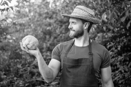 trabajador agrícola en sombrero de paja con repollo vegetal.