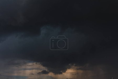 Foto de Nubes de lluvia negra en el cielo. Tormenta. Lluvia y nubes oscuras. mal tiempo Cielo aterrador. - Imagen libre de derechos