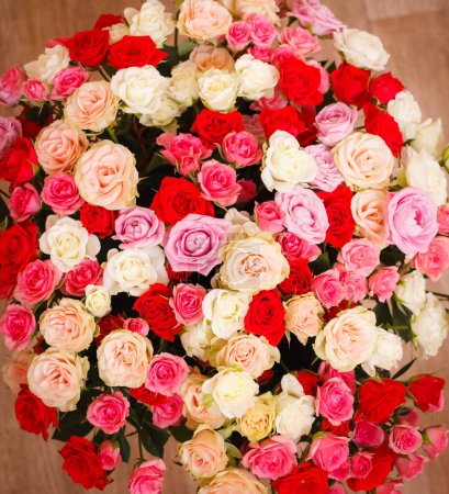 Foto de Un ramo de rosas. Un gran ramo de flores. Rosas multicolores. Delicado ramo de bodas. - Imagen libre de derechos