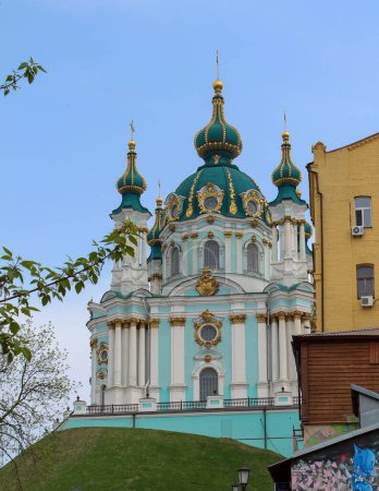 Foto de La fachada azul de la Iglesia de San Andrés en Kiev sobre el fondo del cielo azul. Andriyivskyi Uzviz en Kiev. Monumento arquitectónico. Edificios religiosos. - Imagen libre de derechos