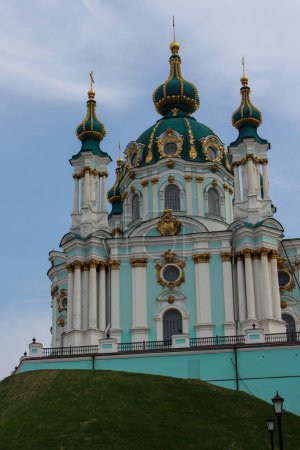 Foto de La fachada azul de la Iglesia de San Andrés en Kiev sobre el fondo del cielo azul. Andriyivskyi Uzviz en Kiev. Monumento arquitectónico. Edificios religiosos. - Imagen libre de derechos