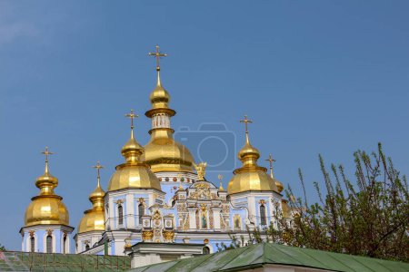 Foto de Cúpulas doradas en el templo azul en el fondo del cielo. Catedral de San Miguel en Kiev. - Imagen libre de derechos