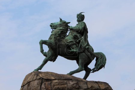Foto de Escultura de Hetman de Ucrania Bohdan Khmelnytskyi montar a caballo contra un cielo azul. Historia de Ucrania. Escultura de bronce. Una estatua de una figura excepcional. Personalidad histórica. - Imagen libre de derechos