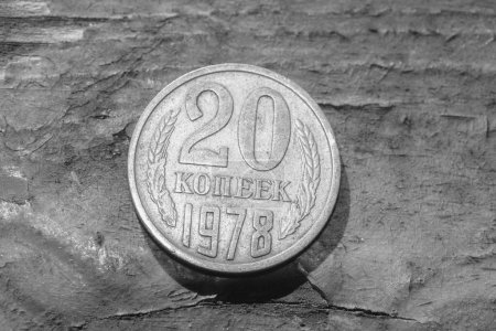 Téléchargez les photos : Pièce de fer soviétique sur une vieille surface en bois, en noir et blanc. - en image libre de droit