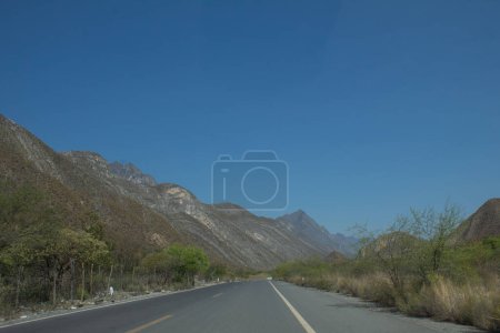 Téléchargez les photos : La Huasteca National Park, Monterrey, Nuevo Leon, Mexico View of the Park, blue sky and rocky mountains - en image libre de droit