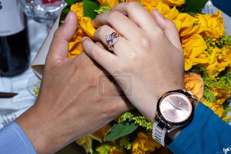 Foto de Propuesta de matrimonio, concéntrate en las manos de la pareja - Imagen libre de derechos