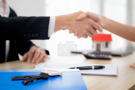 Nahaufnahme der Hände des Immobilienmaklers und des Kunden Handschlag nach gemeinsamer Vereinbarung über Kredithaus und Versicherung, Klient und Beratung der Investition über Wohn- und Geschäftskonzept.