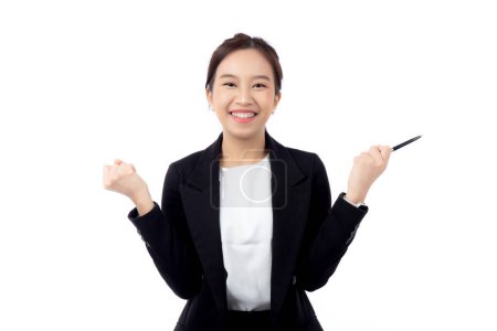 Una joven mujer de negocios asiática alegre en un traje, sonriendo y mirando hacia arriba, sosteniendo una pluma, celebrando un éxito aislado fondo blanco, mujer de negocios alegre con pluma celebrando el éxito.