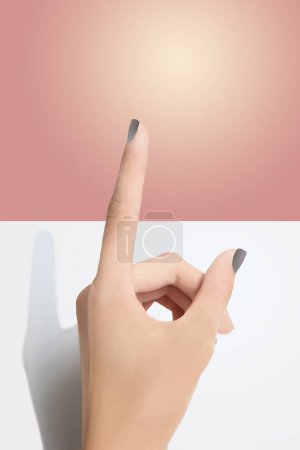 Foto de La mano de la mujer muestra algo importante en un fondo de color - Imagen libre de derechos