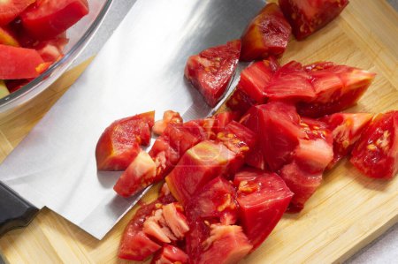 Foto de Tomates picados para ensalada. El proceso de corte. - Imagen libre de derechos
