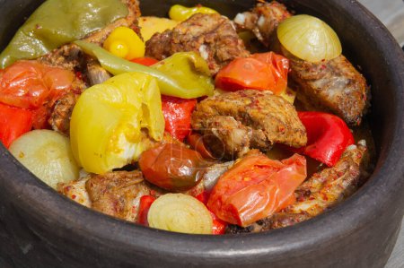Téléchargez les photos : Plat traditionnel des Balkans. Sac. viande cuite au four aux légumes - en image libre de droit