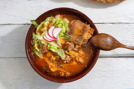 Foto de Vista superior del plato de pozole con lechuga y rábano. Comida mexicana - Imagen libre de derechos
