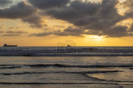 Foto de Romántico paisaje marino al atardecer con 2 barcos en el mar - Imagen libre de derechos