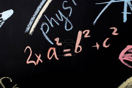 Foto de Fórmulas matemáticas escritas en tiza en un muro de pizarra - Imagen libre de derechos