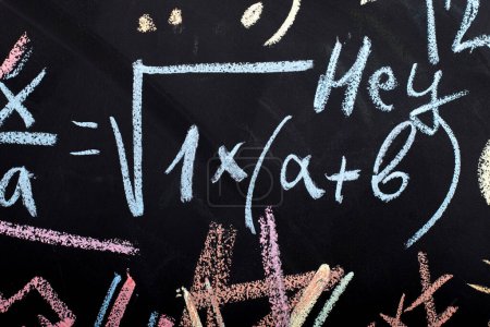 Foto de Fórmulas matemáticas escritas en tiza en un muro de pizarra - Imagen libre de derechos