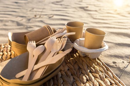 Foto de Picnic en la playa. tazas artesanales y tenedores de bambú y cucharas. respetuoso del medio ambiente - Imagen libre de derechos