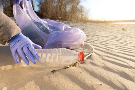 Foto de Limpiar la basura y el plástico en la playa. problemas ecológicos - Imagen libre de derechos