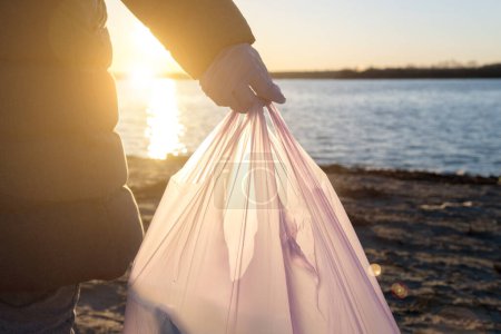 Foto de Voluntarios limpian basura en la playa. problemas ambientales del plástico en el océano. - Imagen libre de derechos
