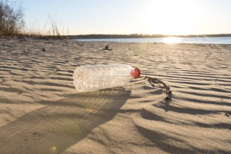 Foto de Basura en la playa. plásticos y contaminación de la naturaleza. - Imagen libre de derechos