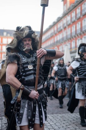 Foto de Madrid Spain. January 21, 2023. More than a hundred Roman legionnaires take the Arde Lucus party to the center of Madrid this Saturday - Imagen libre de derechos
