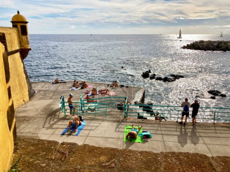 Téléchargez les photos : 11.12.2022 Funchal Portugal Beaching in November next to Forte de So Tiago. - en image libre de droit