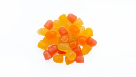 Nahaufnahme von orangefarbenen und gelben Multivitamin-Gummibärchen in Form von Bären auf weißem Hintergrund. Gesunder Lebensstil.