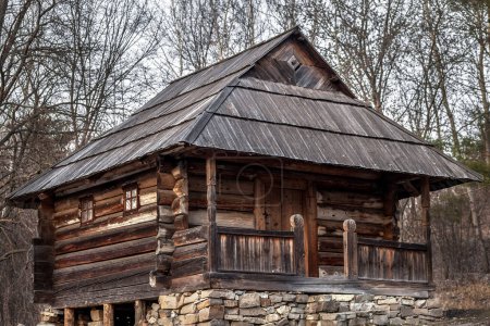 Foto de Antigua casa de madera tradicional en el museo de Pirogov, Ucrania. cabina de madera - Imagen libre de derechos