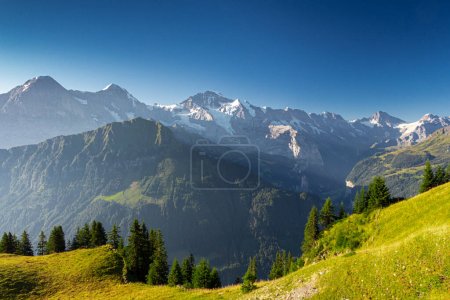 Téléchargez les photos : Randonnées pédestres en Suisse, Interlaken, Jungfrau. Belle vue sur la montagne avec Jungfrau et Eiger peakDescription104 / - en image libre de droit