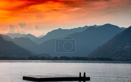 Hermosa puesta de sol sobre el lago Maggiore, Suiza. 