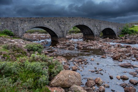 Téléchargez les photos : Vieux pont en pierre sur la rivière Sligachan, île de Skye - en image libre de droit