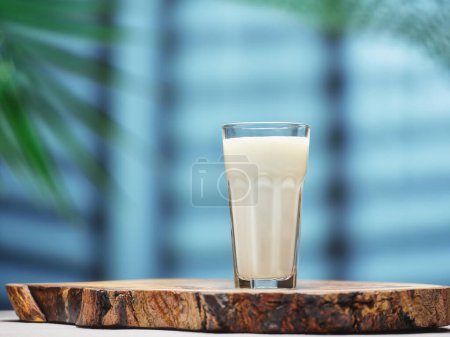 Téléchargez les photos : Verre de lait frais sur la table - en image libre de droit