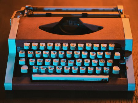 Téléchargez les photos : Vieille machine à écrire sur la table - en image libre de droit