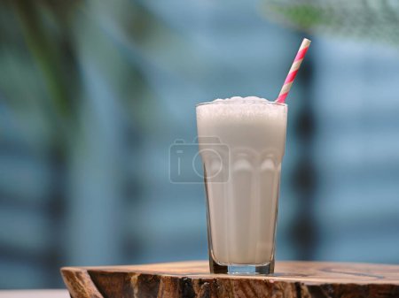 Téléchargez les photos : Verre de milkshake sur la table - en image libre de droit