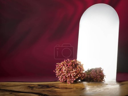 Téléchargez les photos : Plateau de table et miroir en bois vide avec fleur - en image libre de droit